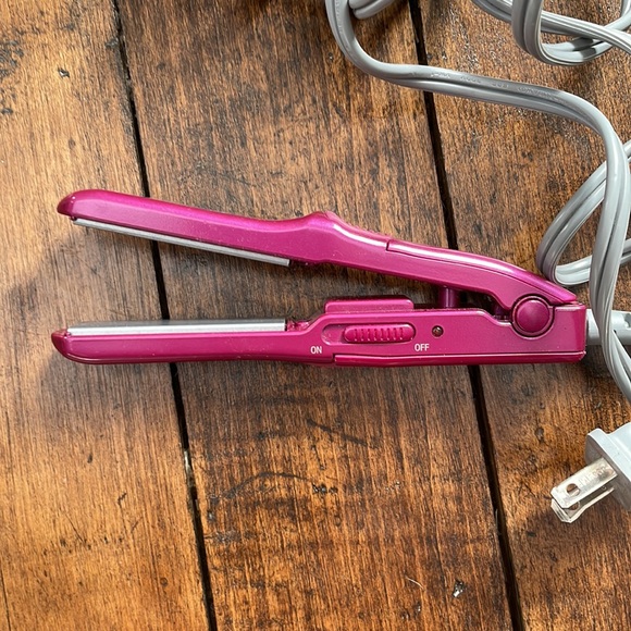 2/$30•Avanti Mini Travel Hair Straightener - Picture 2 of 3